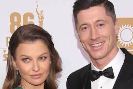 Weltweit gibt es nur wenige offensive spieler, die so viele qualitäten eines topstürmers in sich vereinen wie die nummer 9 des fcb. Robert Lewandowski Ehefrau Anna Teilt Akrobatisches Kussfoto Brigitte De