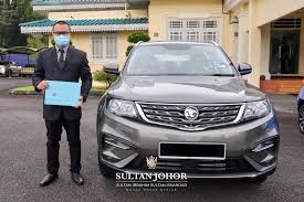 Kebanyakan bateri kereta berada pada bahagian bonet depan. Sultan Ibrahim Kurniakan Proton X70 Dan Perodua Myvi Kepada Doktor Ketua Jururawat Hospital Sultanah Aminah Motoqar