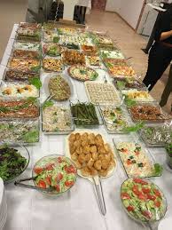 There are several keys to feeding a crowd for cheap. Kall Mat Dinner Party Recipes Food Presentation Party Food Buffet