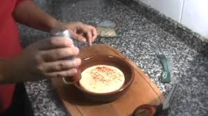 Prepara el pan para acompañar este queso provolone fundido al horno y acompañado de salsa de tomate. Como Hacer Un Aperitivo Con Provolone Youtube