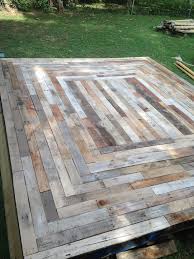 Schwimmdeck Aus Regeneriertem Palettenholz Aus Aus Blogueuse Palettenholz Regeneriertem Schwimmdeck Pallet Patio Decks Pallet Diy Pallet Decking