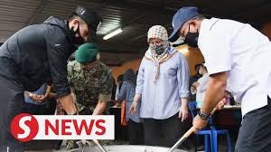 Ms majlis pertabalan kamu bermula hari ini. Agong And Family Show Personal Touch In Delivering Aid To Flood Victims Youtube