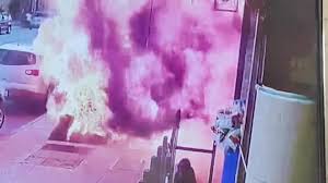 The cause of the first blast, which one witness said was like a volcano, was believed to have. Impactante Video Captura Una Explosion En Nueva York Que Hirio A Un Hombre En La Acera Wfla