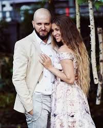 Lora Si Ionut Ghenu Relatie De 4 Ani 7 In 2020 Wedding Dresses Couple Photos Couples