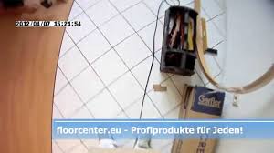 Obwohl dies keine anleitung zum kaufen und pflegen von fliesen ist (wir haben hier eine), sind hier ein paar. So Geht S Vinylboden Auf Fliesen Kuchen Boden Creation Clic System Bodenbelag Bodenleger Youtube