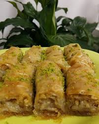 Hazir Baklava Yufkasindan Mis Gibi Cevizli Tereyagli Citir Citir Bir Tatli Tarifi Isteyenler El Kaldirsin Oyle Citir Ve Food Baklava Food And Drink