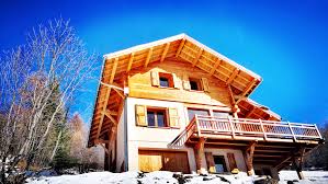 Chalets En Madrier Meleze Ossature Bois Crepie Et Poteau Poutre Vitres Sous Le Ciel Bleu Des Hautes Alpes Leschaletsvrais Chalet Style House Styles Chalet