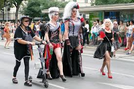 Vi har en viakka, en normalt sett hästdragen vagn men för dagen förspänd med. Reportagen Biz Vienna Pride 2018 In Wien Regenbogenparade Am Sa 16 Juni 2018