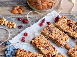 Une recette pour faire soit même ses barres de céréales, sans sucre ni beurre, pour un goûter sain et gourmand, pour les petits et les grands ! Barre De Cereales Aux Cranberries Et Noix Recette D Encas