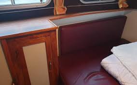 Zvýšený prostor s palubní deskou pro kormidelníka s velkou vysouvací střechou a místem pro kola. Penichette 935 W Urlaub Auf Einem Hausboot