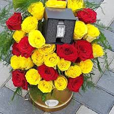 Un buchet de trandafiri, un manunchi de sentimente frumoase pentru tine! Trandafiri Galbeni Cutie Cu Trandafiri Galbeni Rosii Si Un Ceas Daniel Klein
