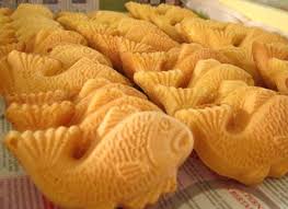 'kuih bahulu' ist ein fluffiger eierkuchen mit einer leicht krustigen schicht. Khazanah Bahulu Laman Utama