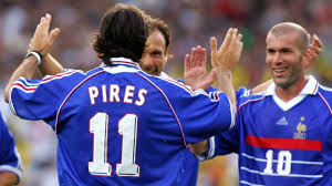 Cet article relate le parcours de l'équipe de france de football lors de la coupe du monde de football 1998 organisée en france du 10 juin au 12 juillet 1998.le parcours de l'équipe de france vers son premier titre mondial remporté à domicile n'est pas des plus aisés : Robert Pires Compare L Equipe De France 2000 A Celle De 98