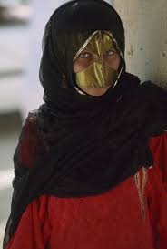 Oman Portrait Of A Masked Young Bedouin Woman Of The Wahiba Al Wahiba Tribe She Is Attending A Livestock Auction Arabian Women Women Tribal People
