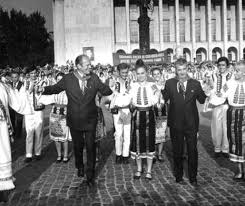 Clauza națiunii celei mai favorizate acordată de un stat altui stat înseamnă că primul stat acordă celui de al doilea același statut în relațiile comerciale ca și cel mai favorabil statut dintre toate celelalte state cu care are relații comerciale. OperaÈ›iune SecretÄƒ A Sua Impotriva Lui CeauÈ™escu DezvÄƒluitÄƒ De Un Roman Evenimentul Zilei