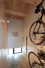 写真 平 剛この写真 趣味の自転車も入れやすい土間の玄関 はfeve casa の参加建築家 一條美賀 一條太郎 一級建築士事務所 まんぼう が設計した 中野mー緑をテーマにシーンに合わせた部屋をゆるやかに繋ぐー 写真です ラフ に関連する写真です 土間のある家