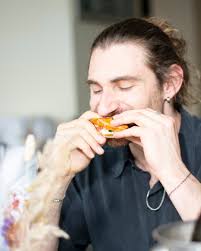 Good friends, deep talk and tasty food = so lassen sich Afterwork-Stunden  bestens zelebrieren. 💛 Unsere Snackkarte sorgt ab 16.00 Uhr für eine  genussvolle Auszeit mit Burger, Toast & Co.