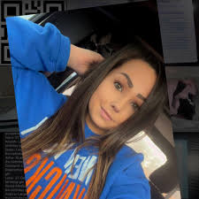 Blake Shelton would not admit to loosing a tooth tonight. 😆😆