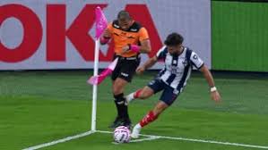 Rayados vs. Chivas: Diego Rossi le da insólita patada al árbitro asistente y termina en el suelo | VIDEO