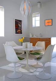 Small Dining Space Supplemented By Round Dining Table With Four White Dining Chai Sala De Jantar Minimalista Projeto Da Sala De Jantar Sala De Jantar Decorada