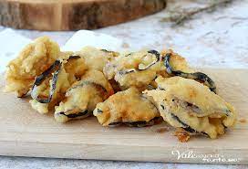 Portare dell'olio di semi per friggere a temperatura, 180°c, si può usare una friggitrice o una pentola dai bordi alti e si friggono le verdure che prima sono state immerse per bene nella pastella. Frittelle Di Melanzane Con Pastella Alla Birra Veloci E Croccanti