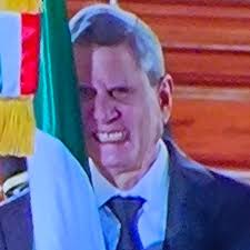 el profe que dice “ahí les dejo una tareita pa que aprovechen el puente”: