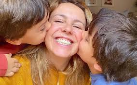 Na descrição da foto, a mãe orgulhosa escreveu: Tania Ribas De Oliveira Os Momentos Amorosos Com Os Filhos Que Deixam Os Fas Derretidos Fotos Vip Pt