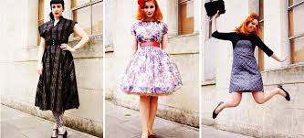 Istilah vintage dan retro sering sekali terdengar di telinga kita hingga masa kini. Pakaian Bergaya Bergaya Retro Kes Dengan Skirt Yang Subur Titik Polka Dan Hitam Koktel Dan Petang