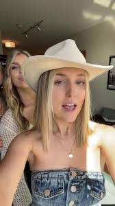 Elise Chamberlain's Instagram, Twitter & Facebook