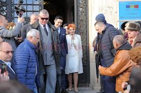 Senatorul psd claudiu manda, recent ales europarlamentar, si deputatul psd lia olguta vasilescu, fost ministru al muncii, au primit ca dar de nunta peste 300.000 de euro, iar la cununia civila au primit bunuri pentru casa in valoare de aproximativ 30.000 de euro, potrivit declaratiei de avere. Galerie Foto OlguÅ£a Vasilescu Si Claudiu Manda S Au CÄƒsÄƒtorit Gazeta De Sud