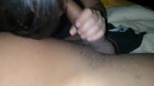 Mi hermanastra me hace una paja a escondidas de mis padres