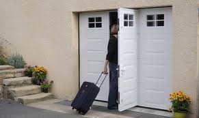 Grâce à leur principe de construction, elles offrent un espace de stationnement maximal, aussi bien dans que devant le garage. La Porte De Garage Avec Portillon Est Elle Vraiment Pratique Porte De Garage Org