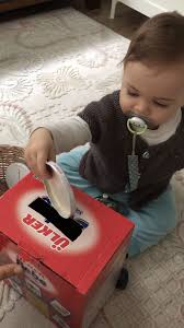 El Goz Koordinasyonu Dikkat Gelistiren Bir Etkinlik Bebek Egitim Etkinlikleri Yeni Yuruyen Bebek Aktiviteleri Bebek Duyusal