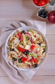 La feta greca è oggi apprezzata in tutto il mondo ed ha ricevuto la denominazione d.o.p. Pasta Fredda Alla Greca Con Formaggio Feta E Olive Ricetta Facile E Veloce Per Preparare Un Insalata Di Pasta In Pochi Pasta Fredda Ricette Insalata Di Pasta