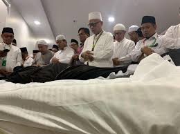 Untuk itu, dianjurkan bagi kita seusai memakamkan jenazah, agar kita berdiri di sampingnya dan membaca: Doa Setelah Sholat Jenazah Arab Latin Dan Artinya Lengkap