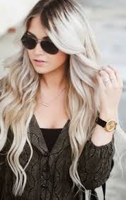 Black And White Hair Color Cara Loren With The Gold Time Sawyer Pelo Rubio Con Raices Negras Cabello Rubio Rubio