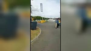 Il provient de la fracturation des roches en profondeur. Nouvelle Caledonie Alerte Tsunami Levee Apres Un Seisme De Magnitude 7 6 Au Large De L Archipel Lci