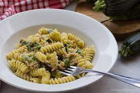 A 'sto giro, purtroppo, mancava il salmone e la voglia di andare al. Fusilli Cremosi Con Salmone E Zucchine Senza Panna