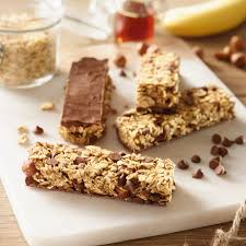 Barres De Cereales A L Avoine Noisettes Banane Et Pepites De Chocolat Recette En 2020 Barre De Cereales Recette Barre De Cereales Recette Dessert