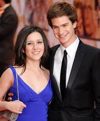 An eyewitness said they saw andrew and aisling kissing each other, says extra. Andrew Garfield Splits From Girlfriend