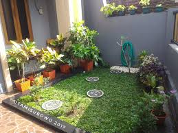 Taman depan rumah minimalis ini lebih mengedepankan unsur kesederhanaan di dalam menempatkan elemen taman. Taman Minimalis Taman Minimalis Halaman Kecil