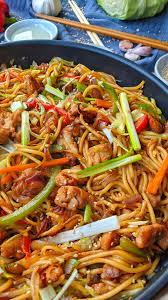 hahnchen chow mein asiapfanne mit gemuse und gebratenen nudeln instakoch de rezept gesunde chinesische rezepte essensrezepte asiatische rezepte