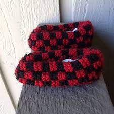 I am not specifically showing how to knit, but rather how to wrap the yarn at the end of the row to 'capture' the other yarn in order to 'pull' the float which creates the puffiness of the stitch. Checkerboard Slippers Knitted Slippers Pattern Easy Crochet Slippers Knit Slippers Free Pattern