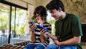 Pregunta hasta descubrir quien eres! Los 5 Mejores Juegos De Mesa Para Jugar En Tu Smartphone Compartir En Familia