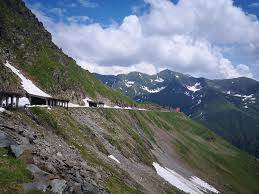 Drumul este închis pe o porţiune de 27 kilometri timp de 8 luni din an, iarna şi primăvara, din cauza pericolului de avalanşe, căderi de stânci, alunecări de teren etc. Transfagarasan Se Deschide In Curand Transfagarasan