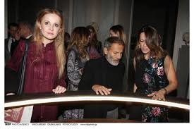 Maybe you would like to learn more about one of these? Hrw Saia H Kompsh Emfanish Sto Pleyro Toy Stayroy 3arxakoy People Amp Style Eidhseis