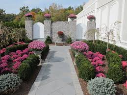 Formal Landscaping In Orange County Ny This Formal Channel Garden At Anthonys Pier 9 In New Windsor Orange County Ny Co Garden Design Front Yard Landscape