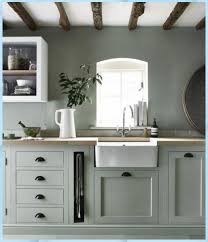 Cuisine Vert Celadon Avec Plan De Travail En Bois Et La Cuisine Ouverte Ilot En 2020 Cuisine Verte Evier De Cuisine De Ferme Cuisine Shabby Chic
