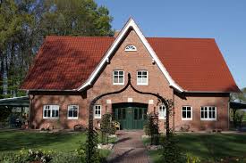 Die lange brandwand war prägend für das baugrundstück in brandwand aus backstein mit viel patina. Landhausstil Mit Rotem Backstein Ideenwelten