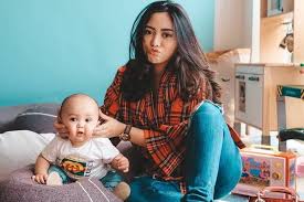 Untuk menyeimbangkan gaya, hijab motif senada yang playful membuat tampilan lebih sempurna. Rachel Vennya Belum Mantap Berhijrah 6 Potret Hijabnya Bikin Adem